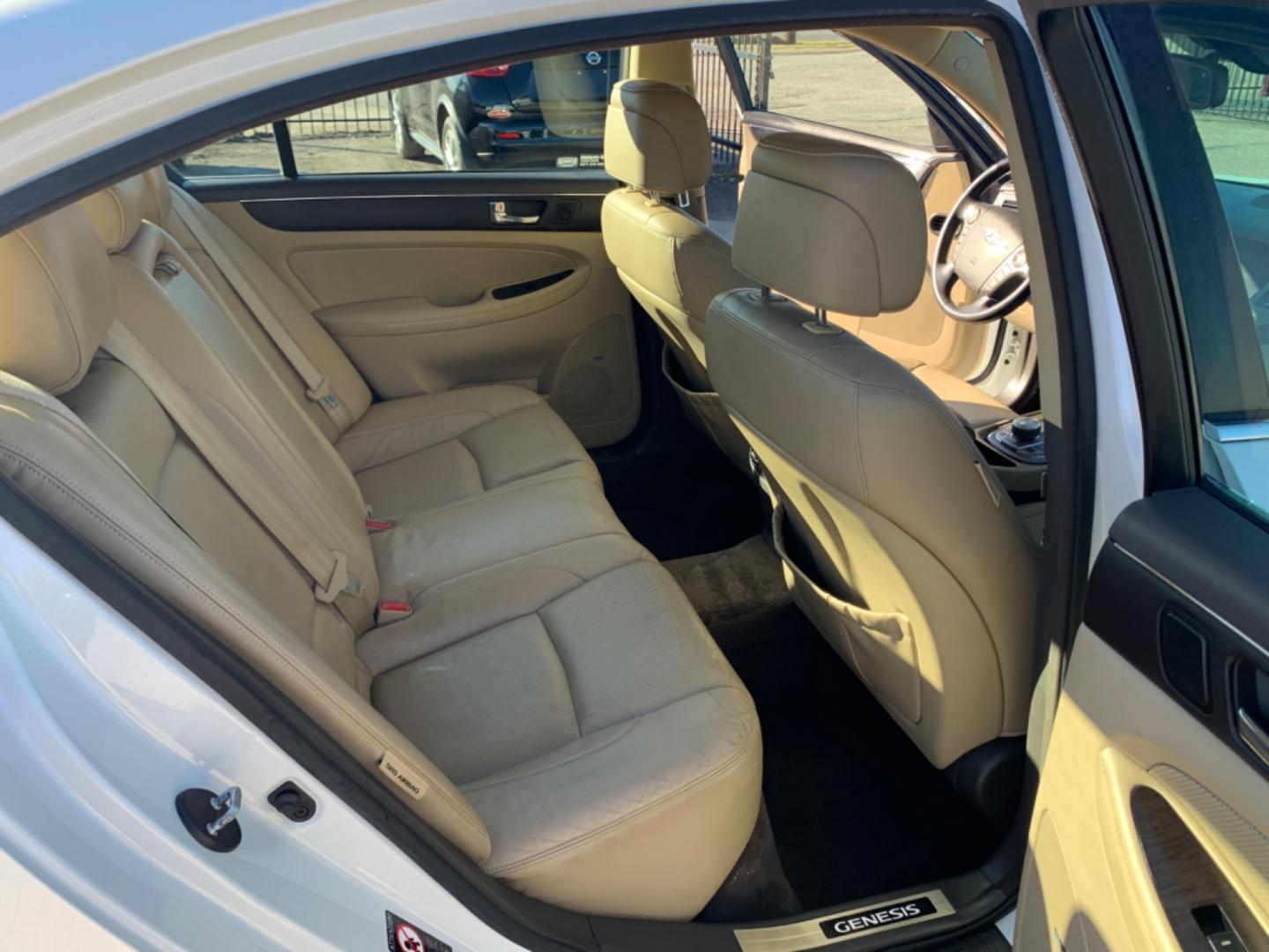 2011 White /Tan Hyundai Genesis 4.6L (KMHGC4DF1BU) with an 4.6L V8 DOHC 32V engine, Automatic transmission, located at 1830 North Belt Line Road, Irving, TX, 75061, (469) 524-0199, 32.834373, -96.993584 - Photo#10